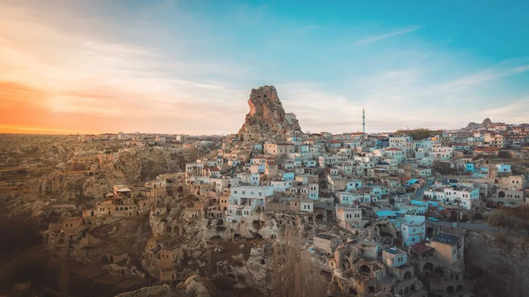 140 ألف سائح في 5 أيام.. مدينة تركية تسحر العالم بجمالها